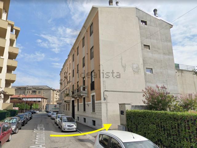Locale in vendita di 1074 m² in Via D&apos Enricis, 5