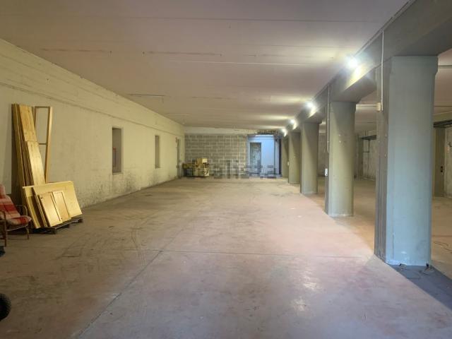 Locale in vendita di 1075 m² in Via Quarto Negroni, 36