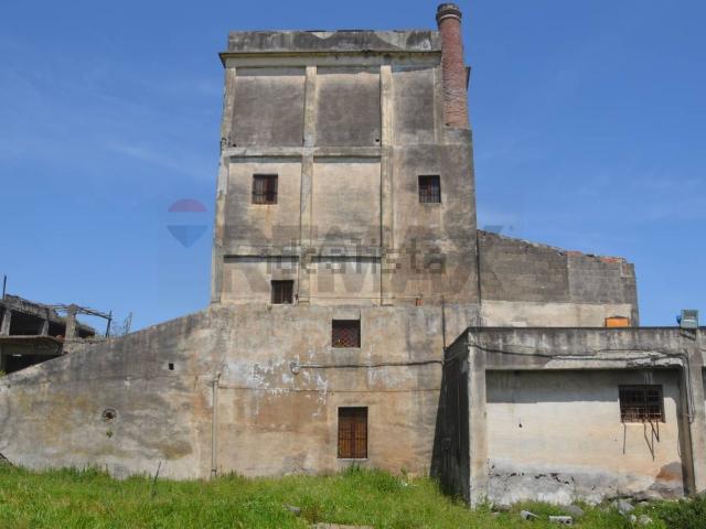 Locale in vendita di 1070 m² in Via Fago, 17