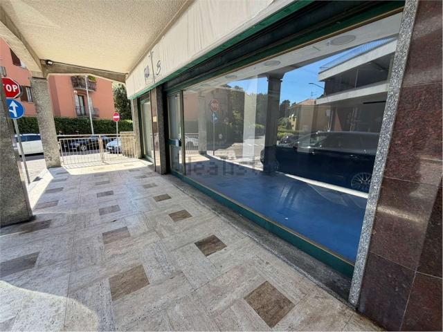 Locale in vendita di 107 m² in Via Salvo D&apos Acquisto, 2