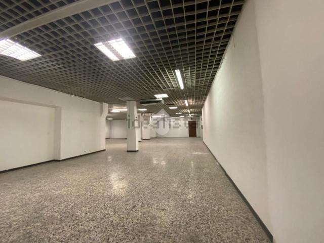 Locale in vendita di 1080 m² in Via Angelo Maj, 18