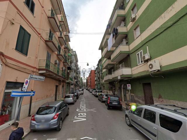 Locale in vendita di 108 m² in Via Giacomo Leopardi, 73