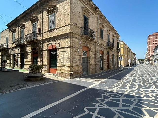 Locale in vendita di 108 m² in Via Fabio Filzi