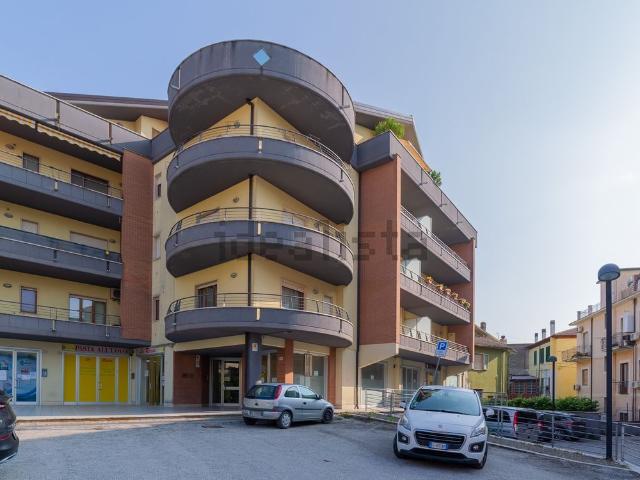 Locale in vendita di 108 m² in Via Turano, 14
