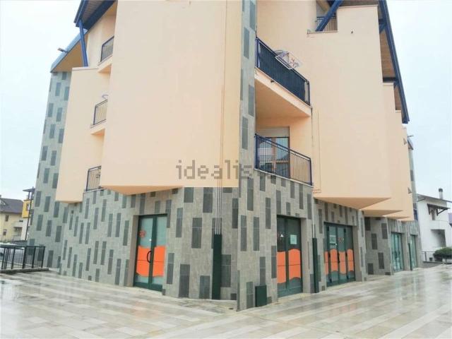 Locale in vendita di 108 m² in Largo II Giugno