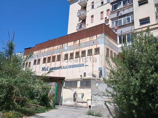 Locale in vendita di 1095 m² in Via Stazzone, 10