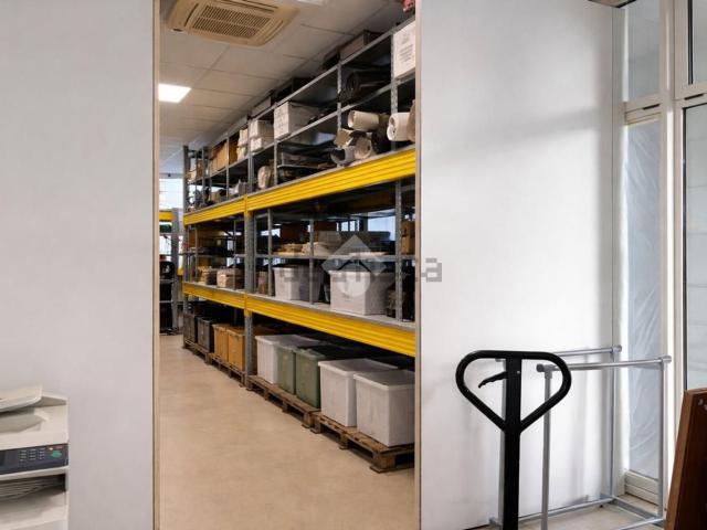 Locale in vendita di 109 m² in Via Martiri della Libertà, 238