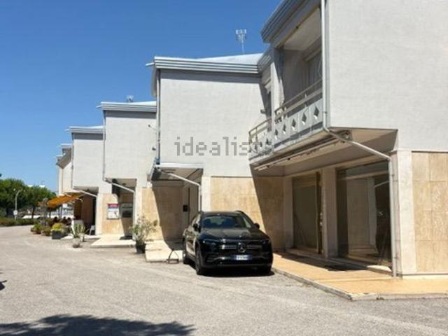 Locale in vendita di 109 m² in Via Tarvisio, 114