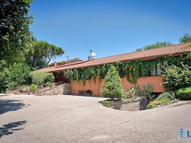 Locale in vendita di 1100 m² in Contrada Verano
