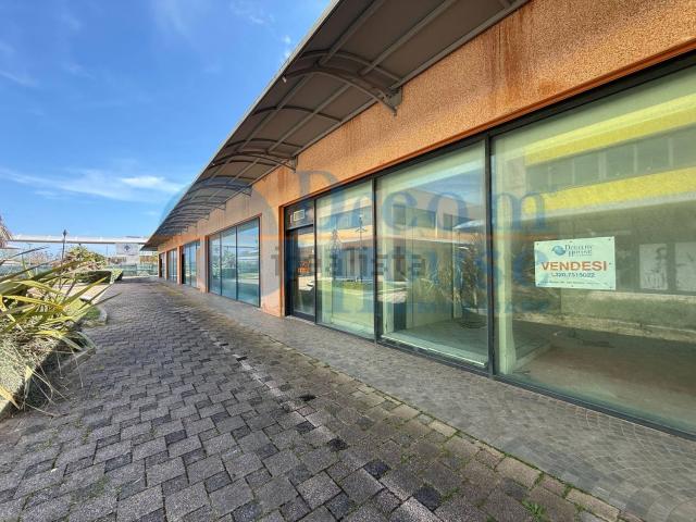 Locale in vendita di 1100 m² in Strada Statale 259