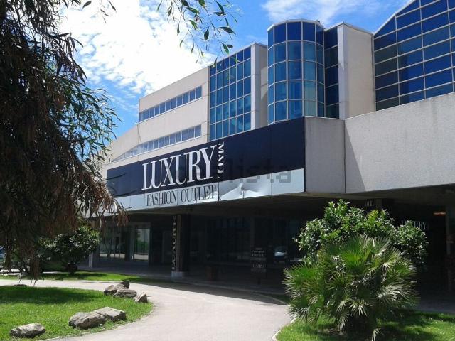 Locale in vendita di 1100 m² in Via Mincio, 44
