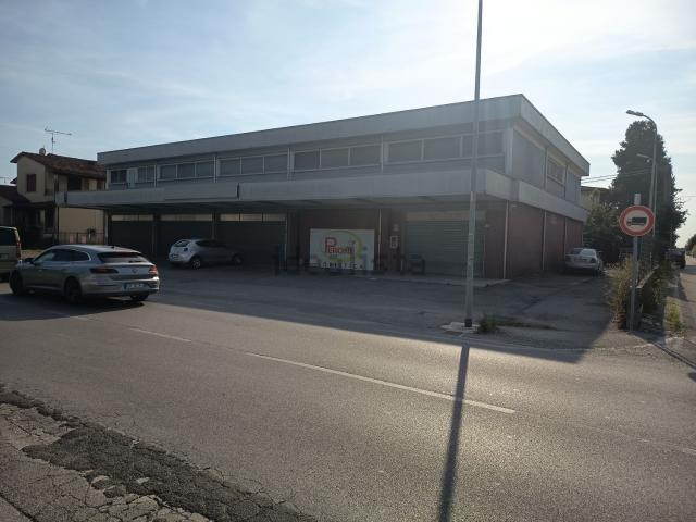 Locale in vendita di 1100 m² in Viale dei Caduti, 5