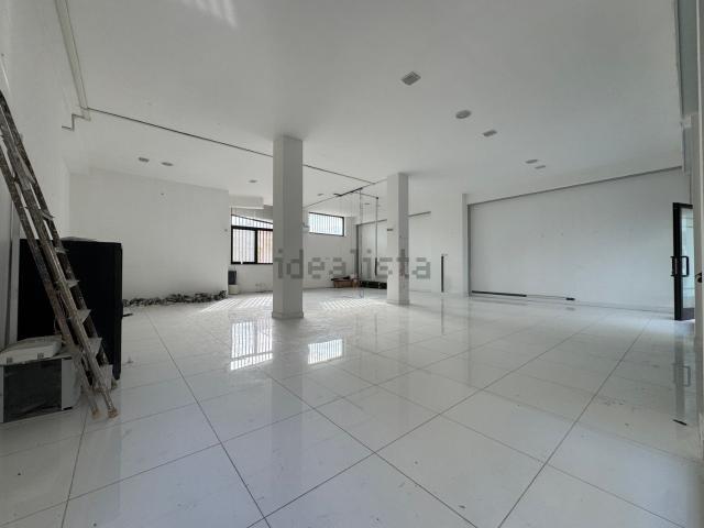 Locale in vendita di 110 m² in Via Cosenza