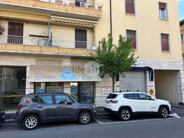 Locale in vendita di 110 m² in Via Costantino Quaranta, 11