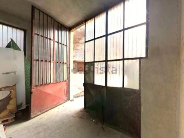 Locale in vendita di 110 m² in Via Castello