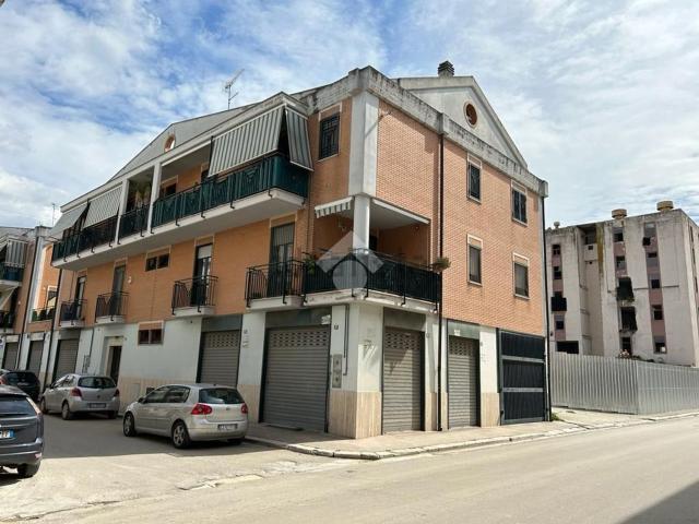 Locale in vendita di 110 m² in Via Civitavecchia, 35