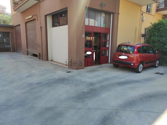 Locale in vendita di 110 m² in Via Gaetano Donizetti, 54