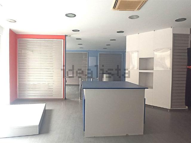 Locale in vendita di 110 m² in Via Gebbione, 1