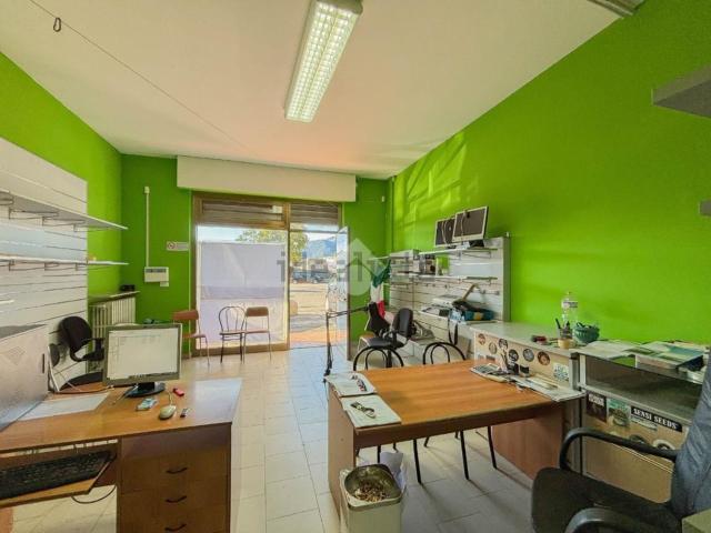 Locale in vendita di 110 m² in Via Giacomo Leopardi