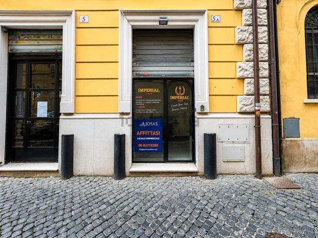 Locale in vendita di 110 m² in Via dei Tre Pupazzi