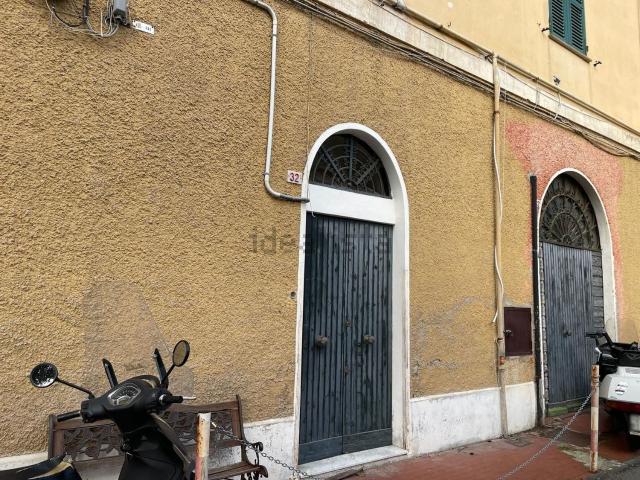 Locale in vendita di 110 m² in Via del Commercio, 36