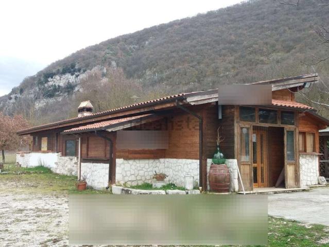 Locale in vendita di 110 m² in Via del Vallone