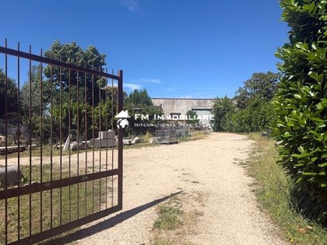 Locale in vendita di 110 m² in Via delle Vigne Nuove