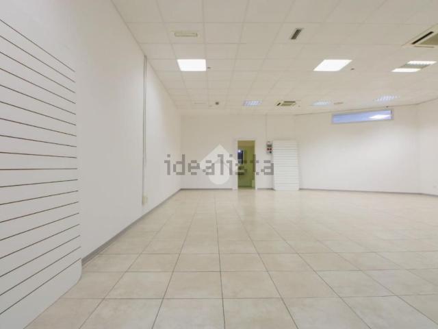 Locale in vendita di 110 m² in Via Enrico Fermi