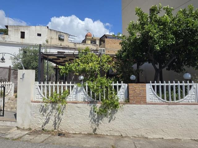 Locale in vendita di 110 m² in Via Eremo Botte