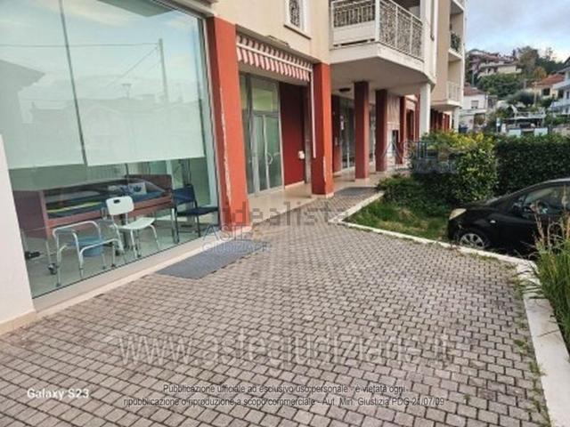 Locale in vendita di 110 m² in Via Irma Bandiera, 3