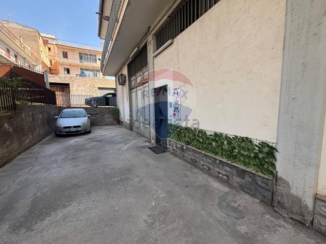 Locale in vendita di 110 m² in Via M. L. Greco, 100