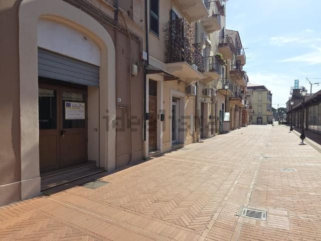 Locale in vendita di 110 m² in Via Monte Maiella