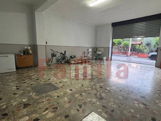 Locale in vendita di 110 m² in Via Maria Montessori