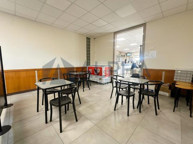 Locale in vendita di 110 m² in Via S. Alberto, 364