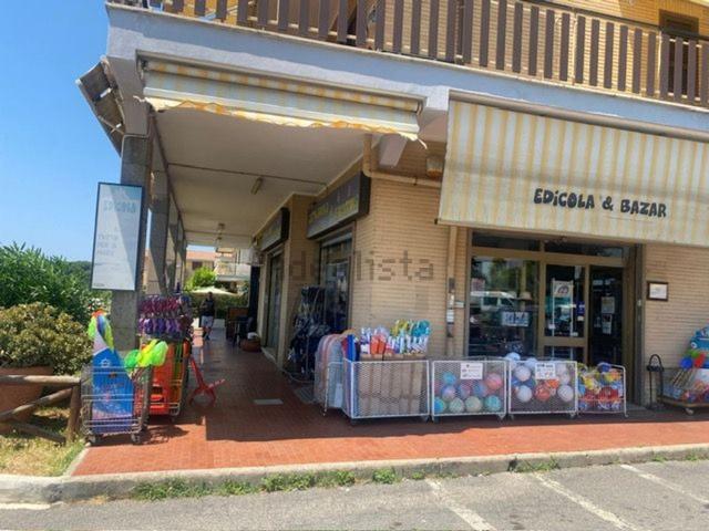 Locale in vendita di 110 m² in Via Saturno, 2