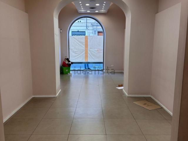 Locale in vendita di 110 m² in Via Salaria, 59