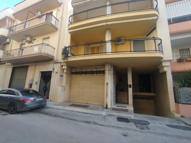 Locale in vendita di 110 m² in Via Pietro Maroncelli