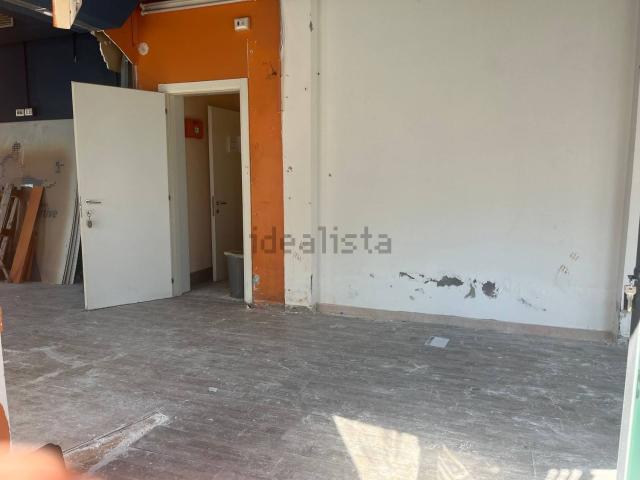 Locale in vendita di 110 m² in Via Provinciale Vicarese, 12