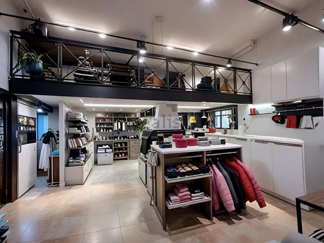 Locale in vendita di 110 m² in Via Romanina, 3