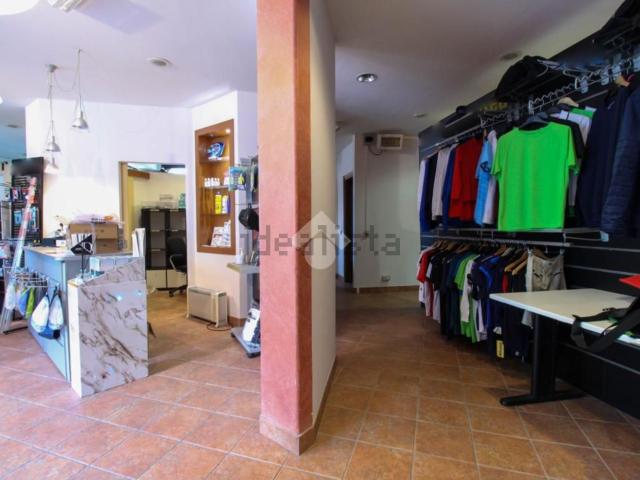 Locale in vendita di 110 m² in Via Roncaglio, 1
