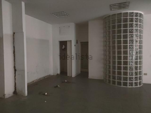 Locale in vendita di 110 m² in Via Tre Monumenti