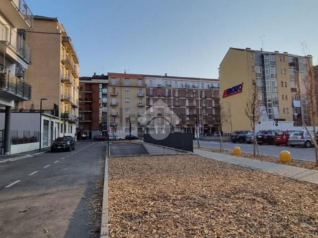 Locale in vendita di 110 m² in Via Valentino Carrera, 56