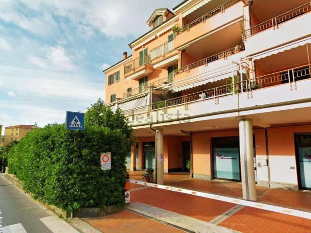 Locale in vendita di 110 m² in Via Vittorio Gavi, 23