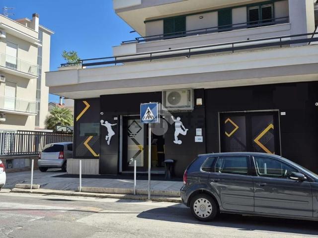 Locale in vendita di 110 m² in Via Vittorio Veneto, 51