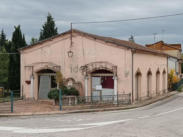 Locale in vendita di 110 m² in Viale Cante di Montevecchio, 2