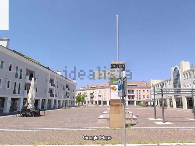 Locale in vendita di 110 m² in Piazza M. L. King, 22