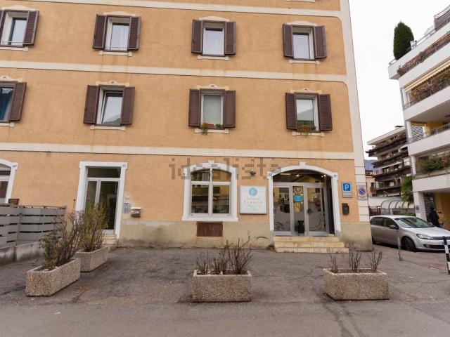 Locale in vendita di 111 m² in Via Claudia Augusta, 46