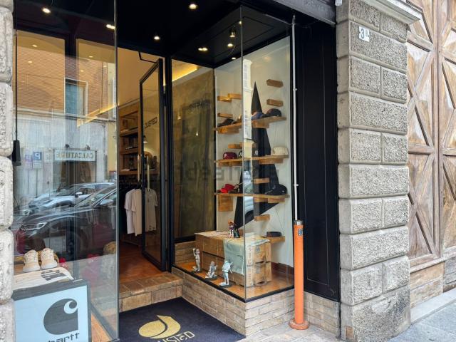 Locale in vendita di 111 m² in Via Giosuè Carducci, 3