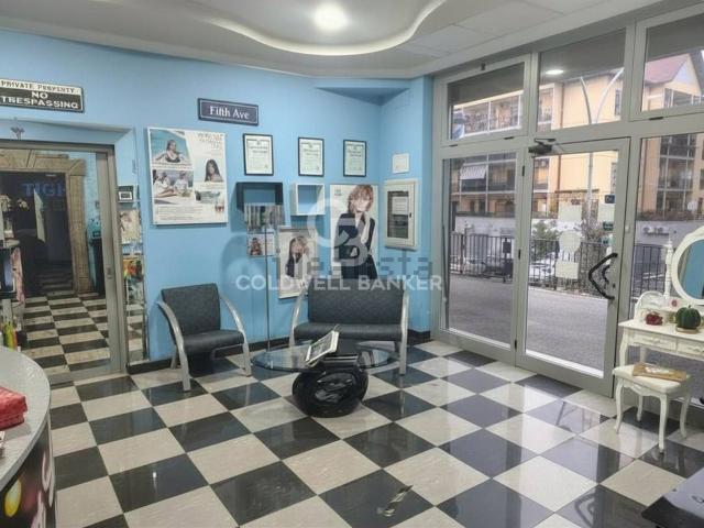 Locale in vendita di 111 m² in Via degli Abeti, 45