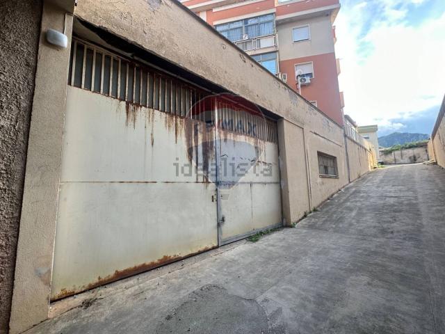 Locale in vendita di 112 m² in Via Alcide De Gasperi, 178